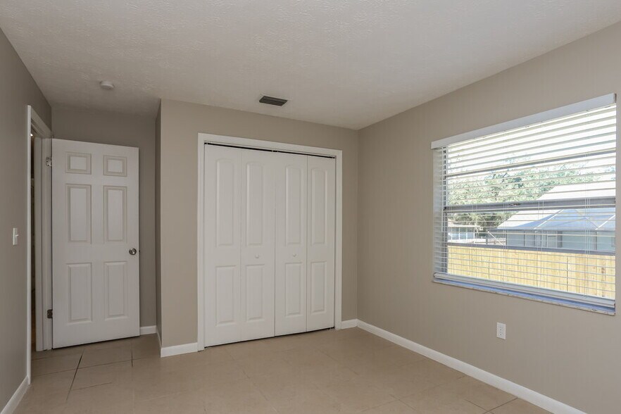 Building Photo - 9811 N Connechusett Rd