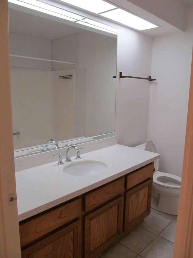 Building Photo - 2118 Hickory Lawn Dr