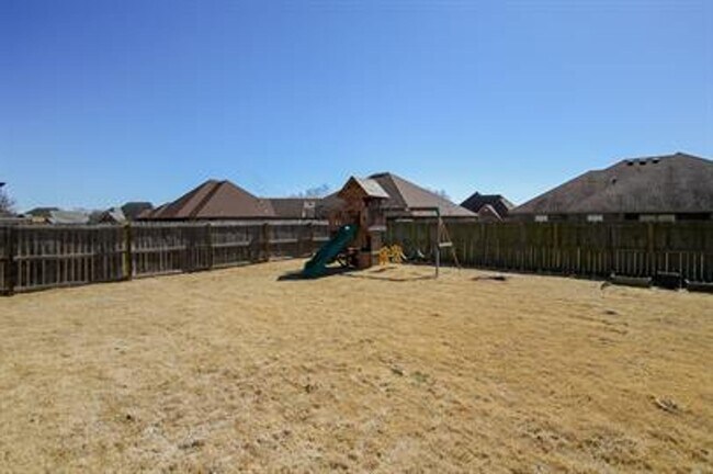 Building Photo - Gorgeous 4-Bedroom Home Ready to move in ASAP.