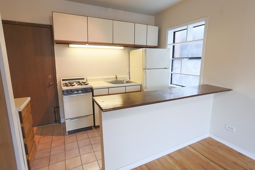 Building Photo - 823 W Newport Ave