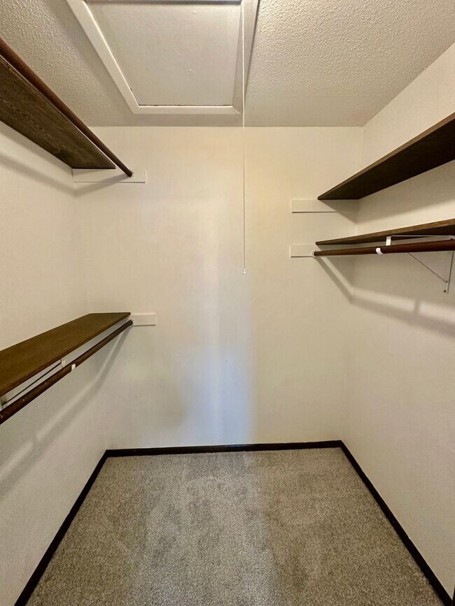 Building Photo - Elegant Townhome Living in a Prime Eagan Location!!