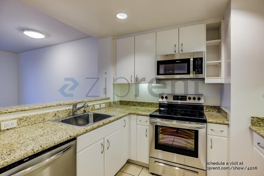 Building Photo - 260 King St