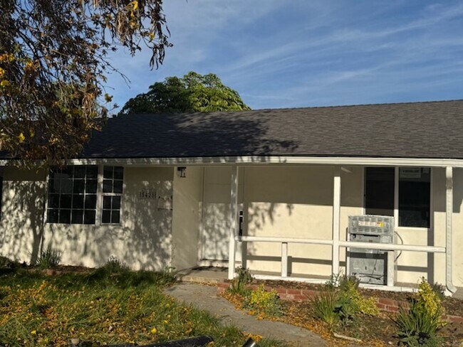 Building Photo - Charming Woodland Hills3+2  Home completely remodeled