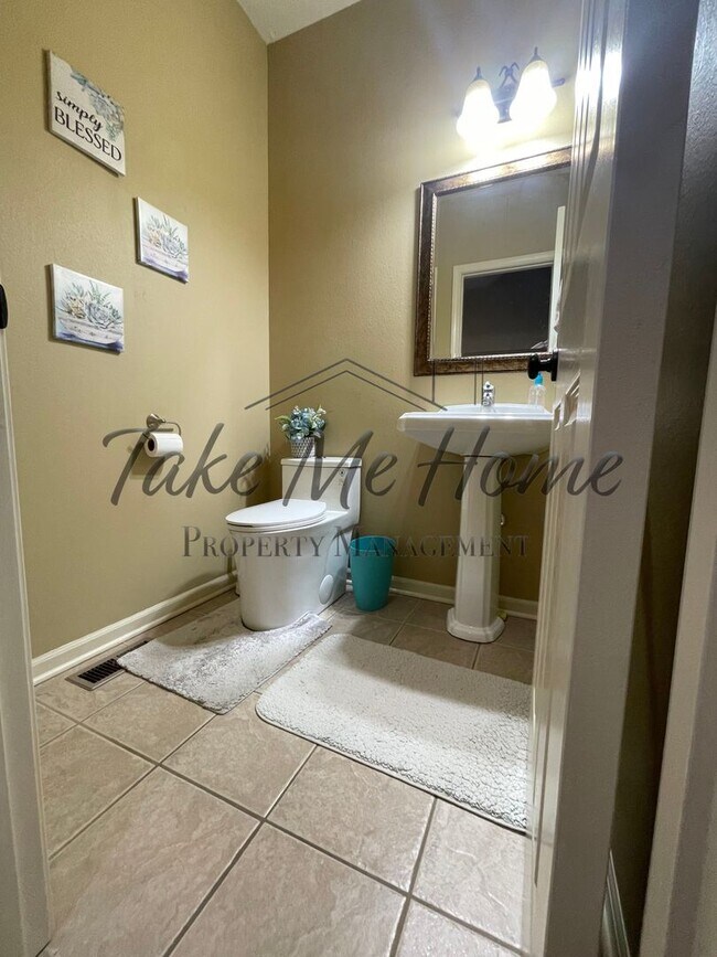 Building Photo - 4 Bedroom Home in Kickapoo District!