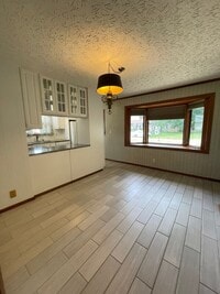 Building Photo - SINGLE FAMILY HOME - Fenced yard