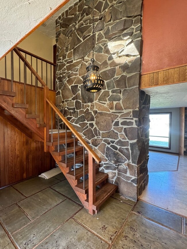 Building Photo - 3 Bedroom Home on Two Acres