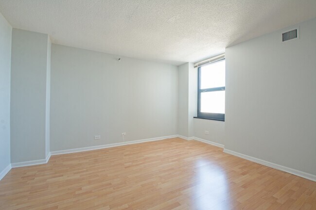 Building Photo - 3660 N Lake Shore Dr