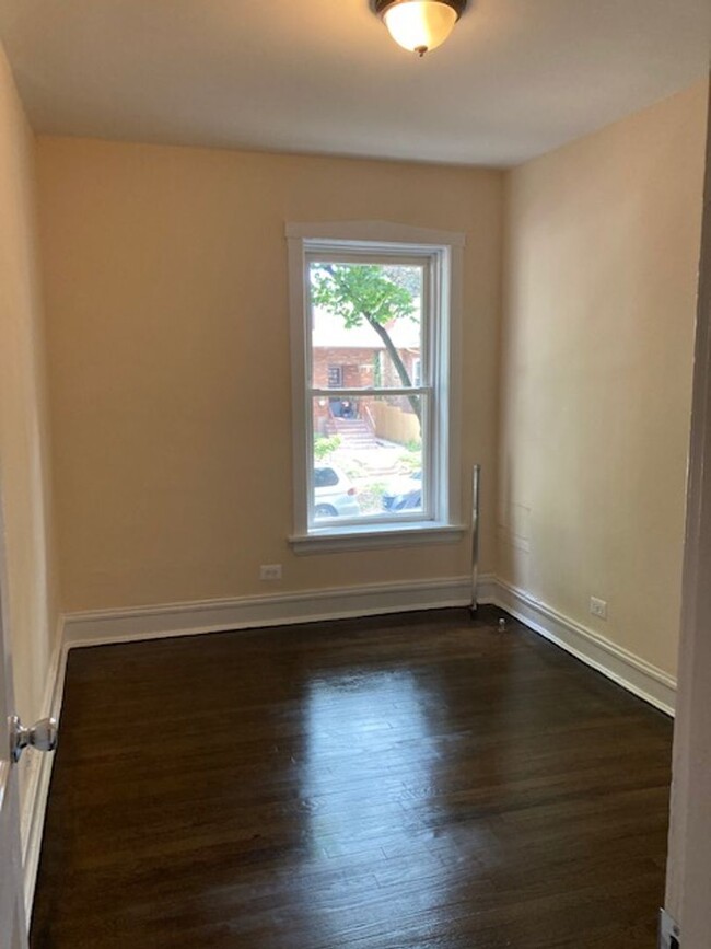 Building Photo - Bowmanville Top Floor Two Bed/One Bath ~ P...