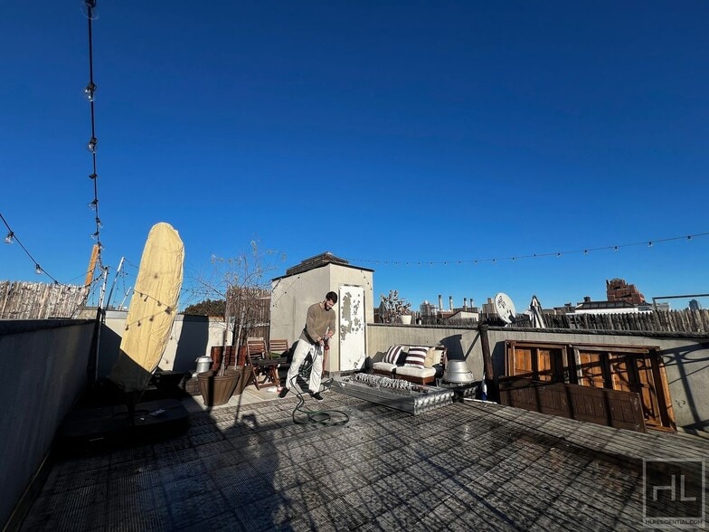 Building Photo - E 9TH ST.