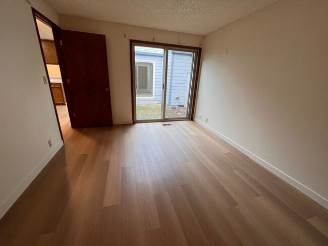 Building Photo - 2 bed 1.5 bath Eugene townhome