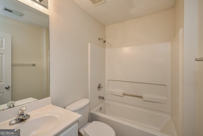 Building Photo - 140 Lantana Dr