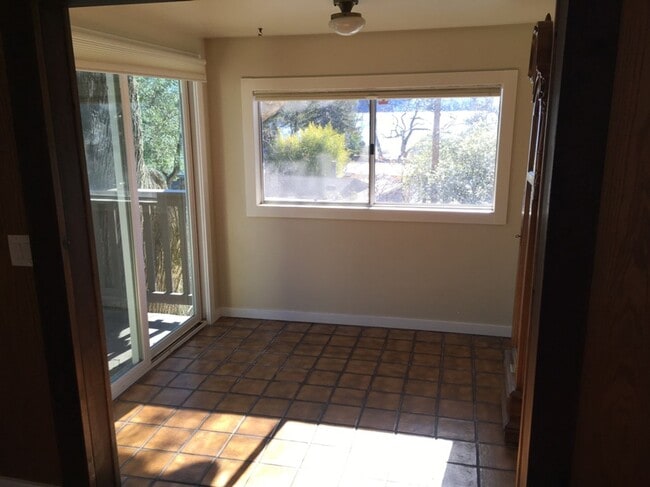 Building Photo - Spacious Clearlake Home
