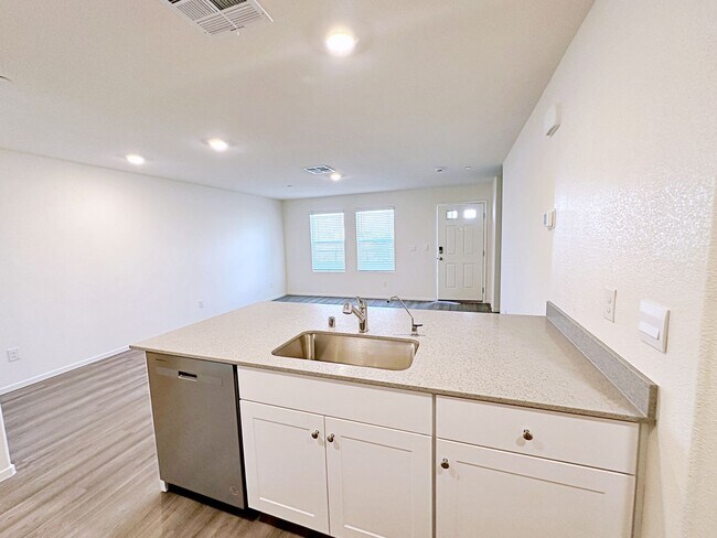 Building Photo - 1 MONTH FREE RENT* 3 BEDROOM TOWNHOUSE LOCATED IN INSPIRADA