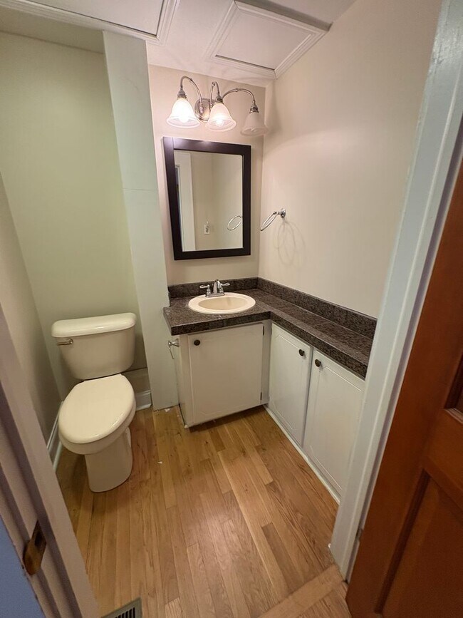 Building Photo - 3 Bedroom 2.5 Bath Townhome in Downtown Gr...