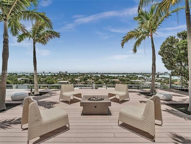 Building Photo - 9940 W Bay Harbor Dr