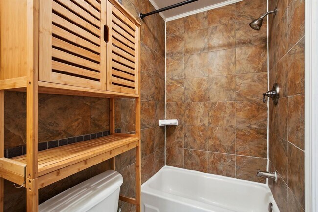 Building Photo - Spiffy 3 Bedroom, 2 Full Bathroom Rowhome just steps from Lincoln Park!!