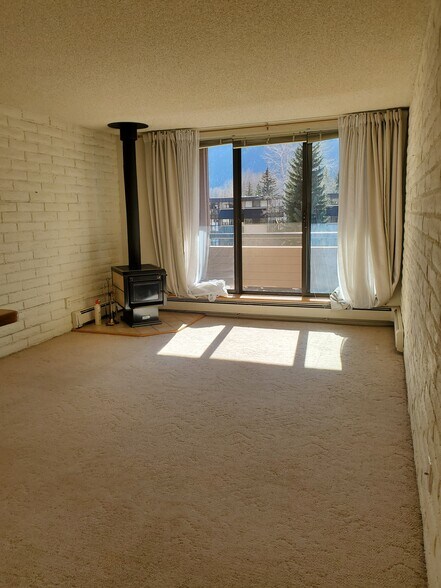 Living Room - 331 Vine St