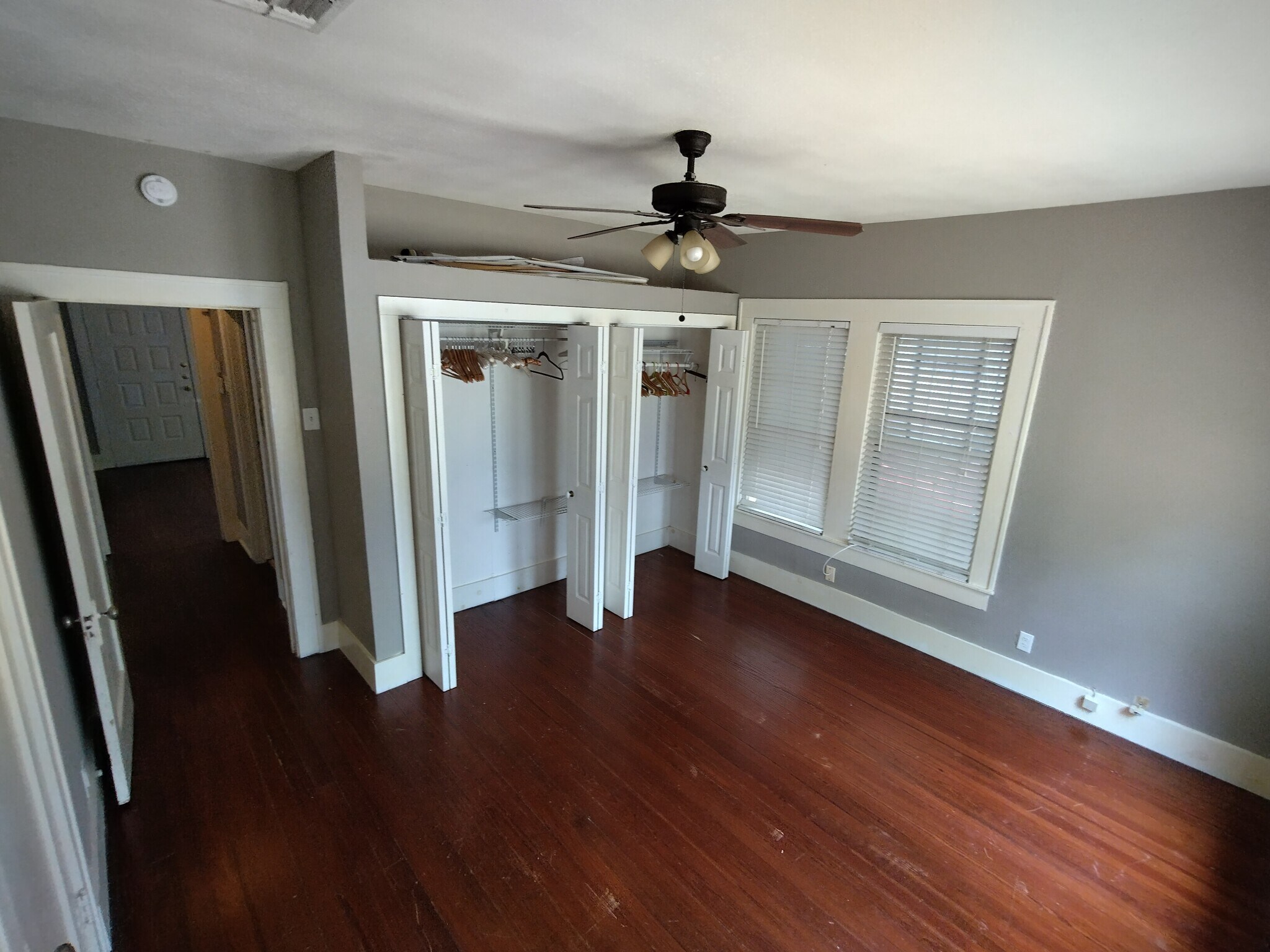 BR2 w double closets - 826 W Lynwood Ave