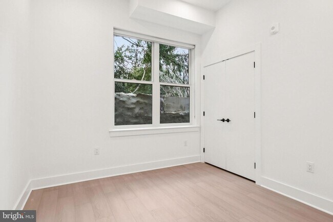 Building Photo - 30 W Allens Ln