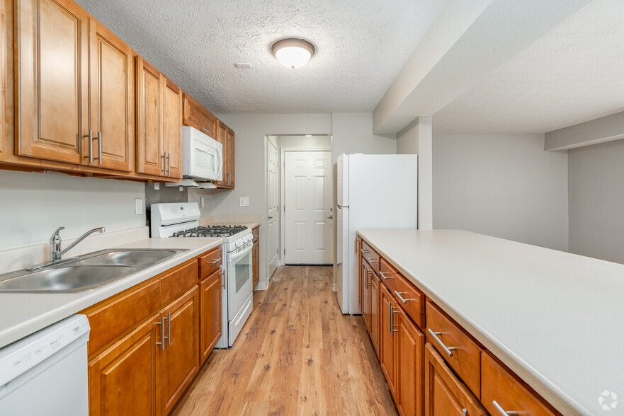 2BR, 1BA - 839SF - Kitchen - Cassady Village Apartments