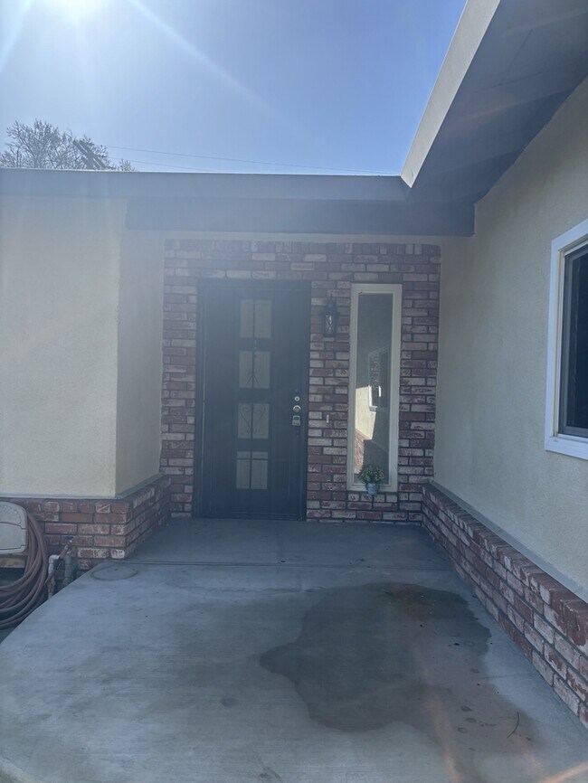 Building Photo - Modesto 3 Bedroom, 2 Bath Solar-Powered Home in the Sonoma School District