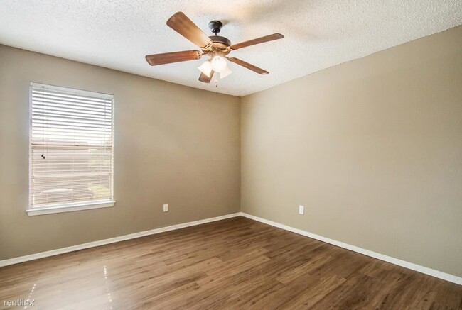 Building Photo - 1 br, 1 bath Condo - 7924 Emerald Crest Dr...