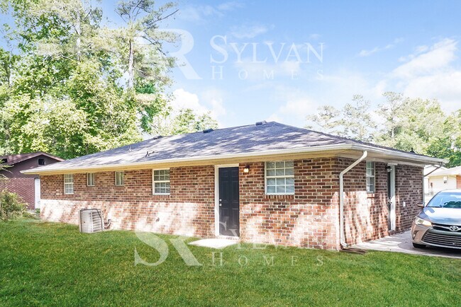 Building Photo - The living is easy in this 3 bedroom, 1.5 ...