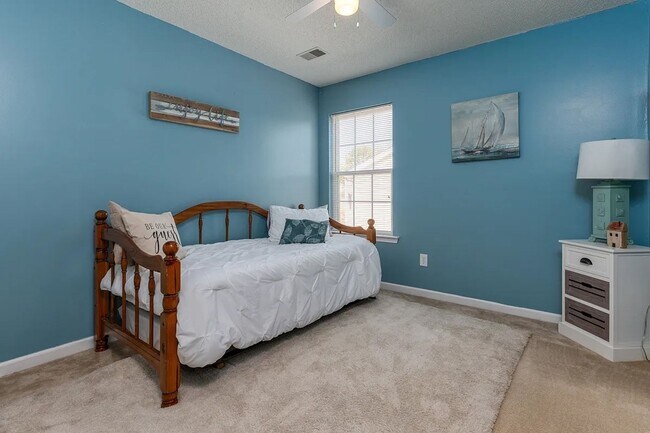 Building Photo - Spacious home located in the beautiful and...