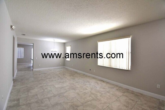 Building Photo - Spacious Pool Home in Davenport