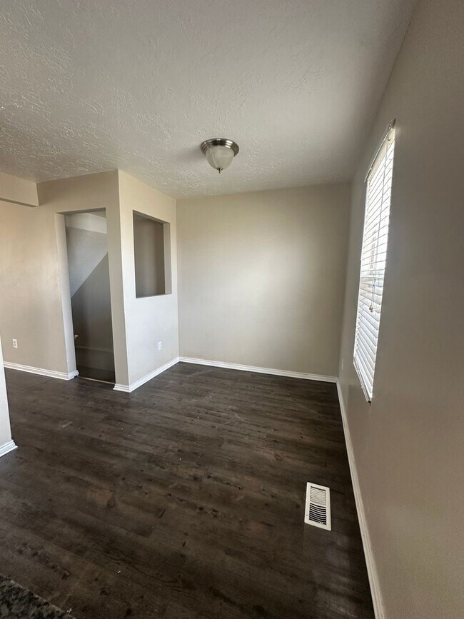 Building Photo - BEAUTIFUL TOWNHOME!!!