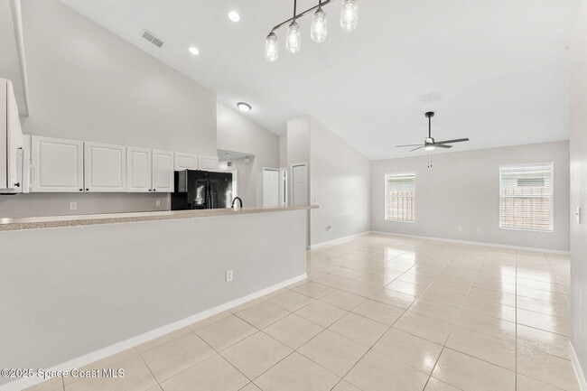 Building Photo - 158 Empress Ave