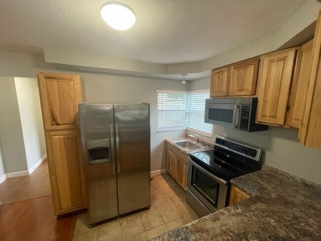Building Photo - 2 BR/2 BA Beautifully Updated Home in Semi...
