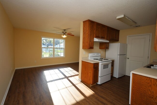 Building Photo - 1801 Chestnut Dr