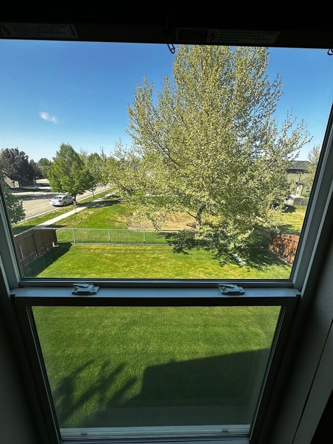 Building Photo - Ready for Move In - Cedar Creek Spacious L...