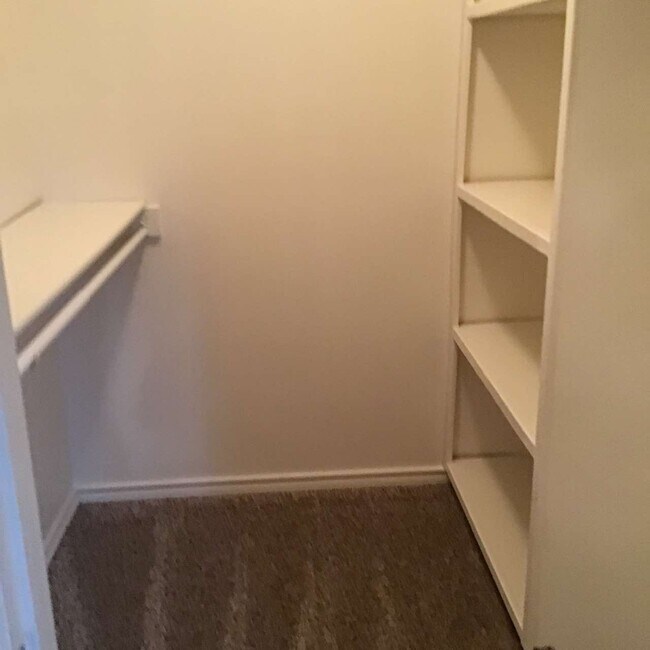 Building Photo - 2622 Meadowview Dr