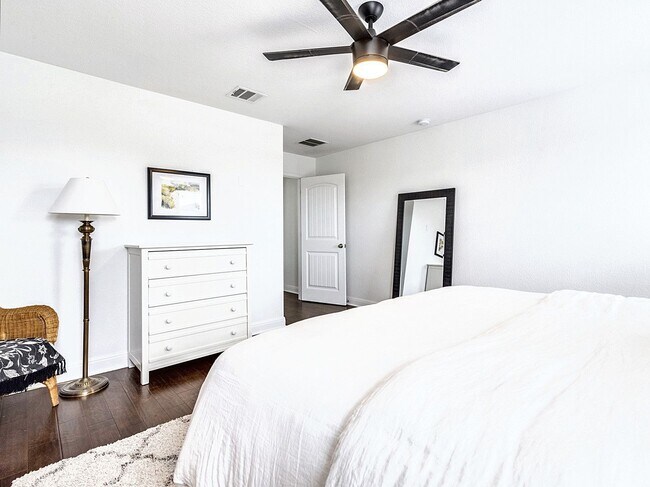 Building Photo - Beautiful and Contemporary 3 BR / 2.5 BA H...