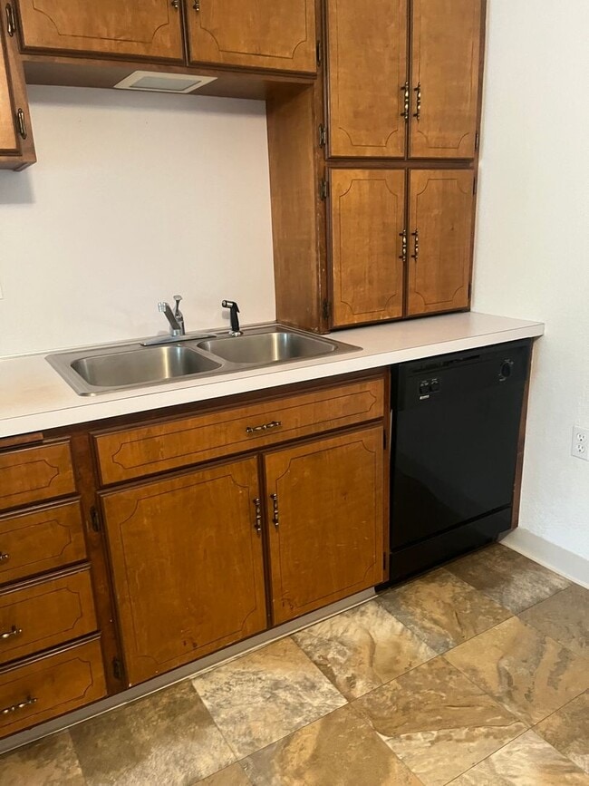 Building Photo - Nice 2 bedroom, 1 bath with yard.