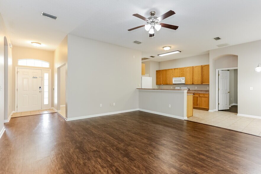 Building Photo - 667 Bonaparte Dr