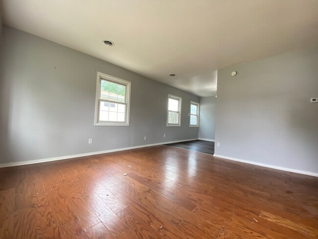 Building Photo - 3 Bedroom Home With Central Air