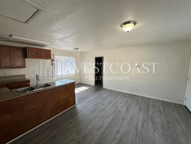 Building Photo - Charming 2-Bed / 2-Bath Home in Rialto – I...