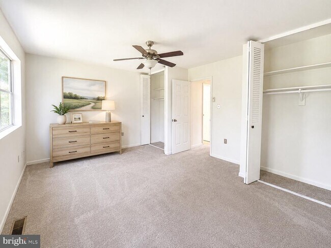 Building Photo - 302 Hills Dr