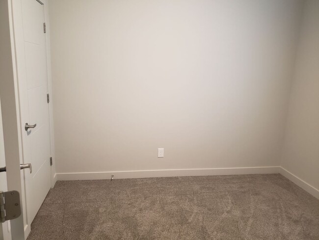 Building Photo - 2 Bedroom Condo in Springville