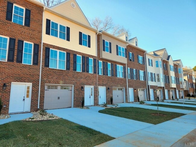 Primary Photo - 3008 Hill St