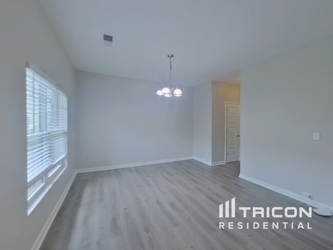 Building Photo - 3650 Lebella Ln
