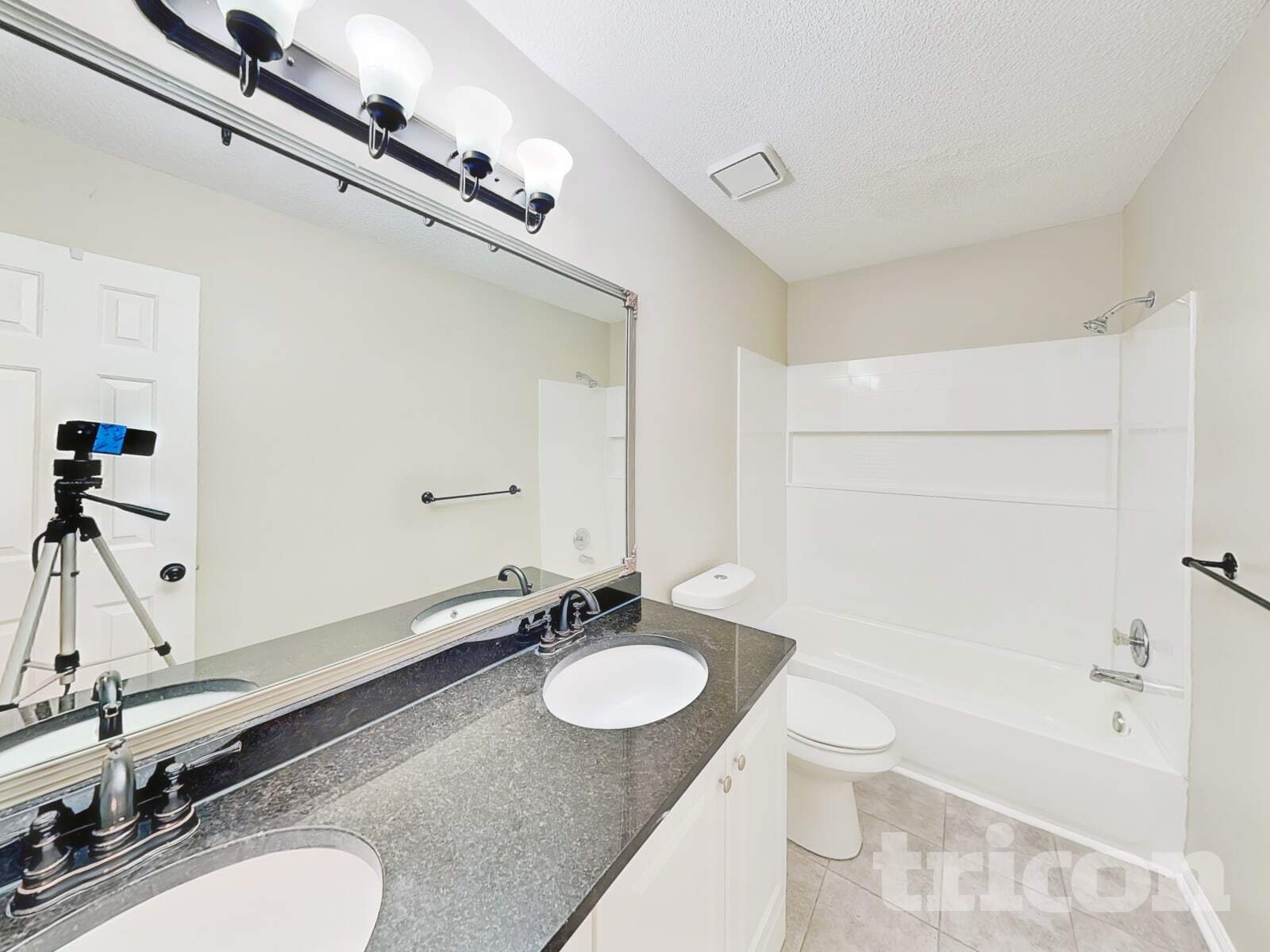 Building Photo - 703 Players Ct