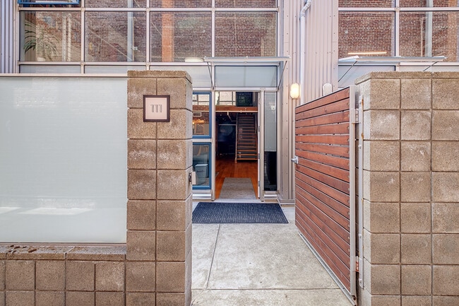 Building Photo - 650 Delancey St