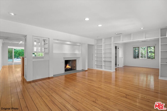 Building Photo - 4031 Hollyline Ave