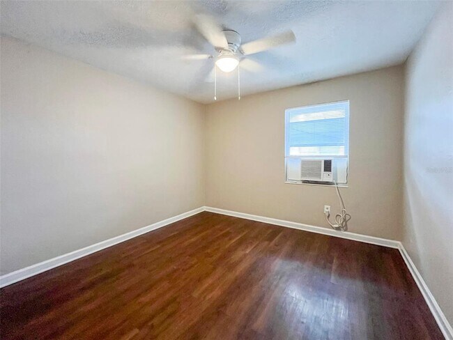 Building Photo - 2137 Roselawn St