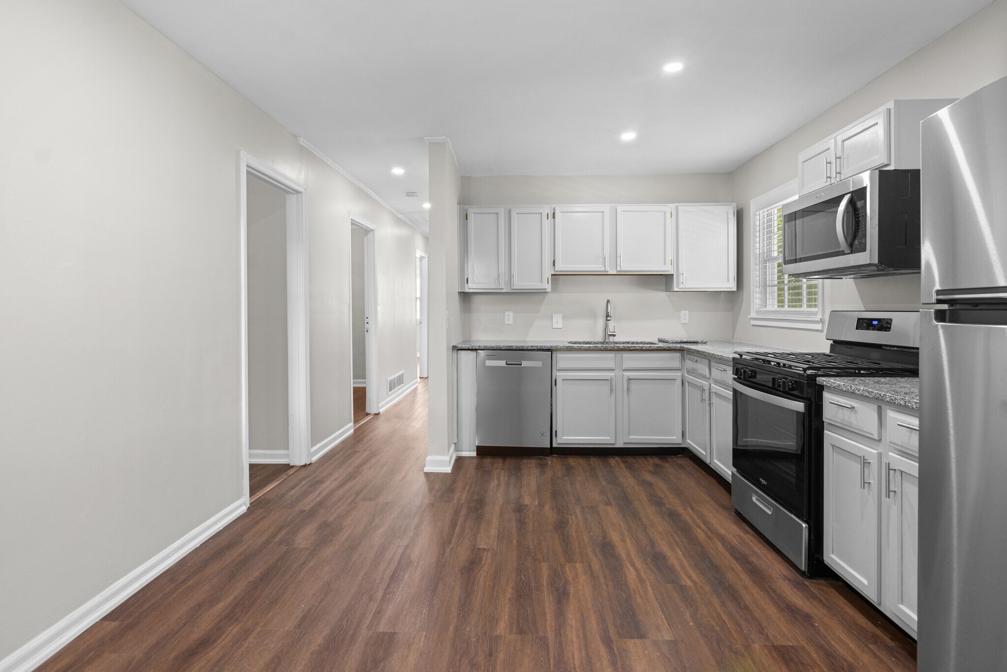 Eat-in Kitchen - 1380 Plaza Ave SW