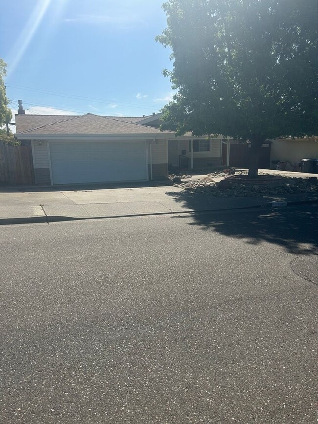 Building Photo - NICE OLDER HOME IN ESTABLISHED AREA